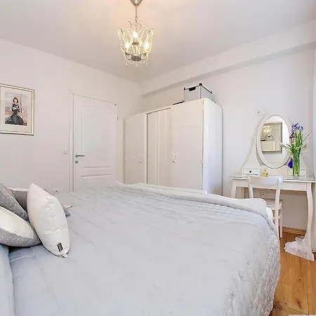 Antisin Nyaraló Zára