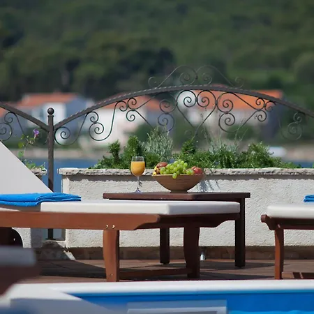 Antisin Nyaraló Zára