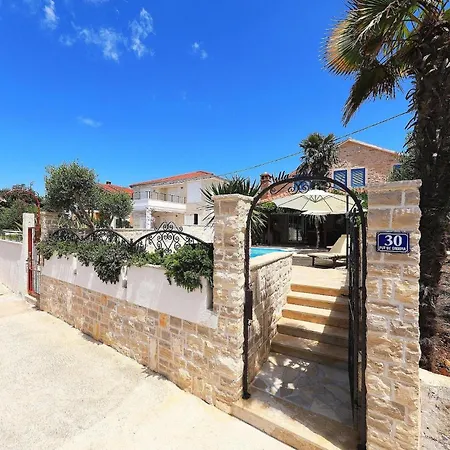 Antisin בית נופש זאדאר