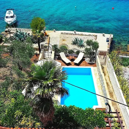 Antisin Nyaraló Zára