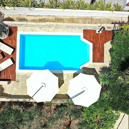 Antisin Nyaraló Zára